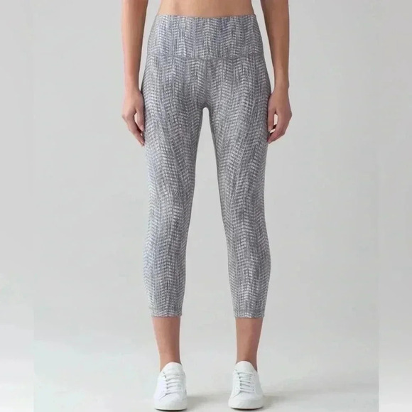 Lululemon Wunder Under Crop - Picture 1 of 7